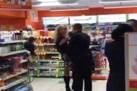 Шокирующая ситуация в Днепре: в магазине EVA полицейский из охранной фирмы ударил женщину по лицу. Видео