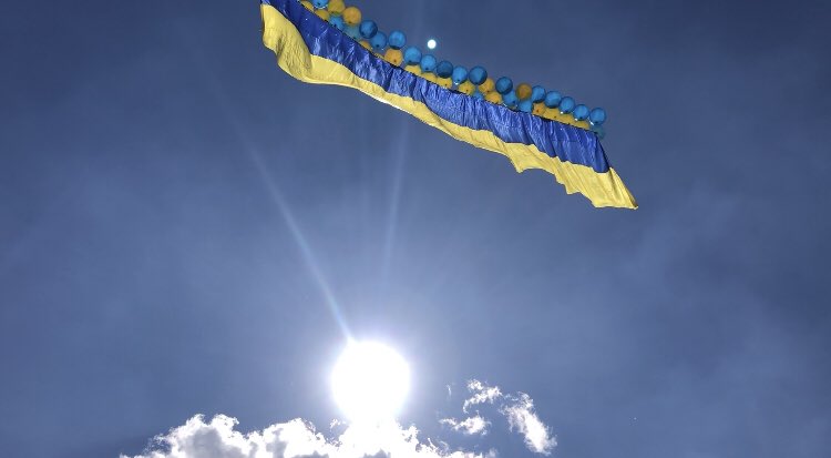 Потролили окупантів: у бік Донецька запустили величезний прапор України