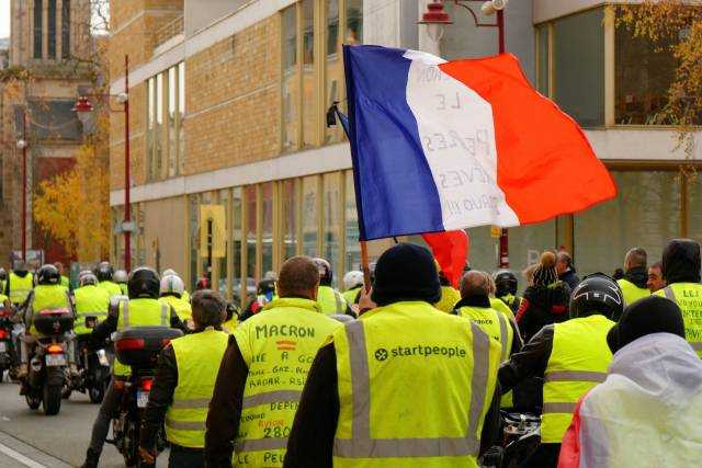 Протесты "желтых жилетов" во Франции: задержали 32 человека