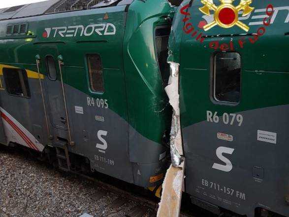 Два пассажирских поезда столкнулись в Италии, не менее 50 пострадавших