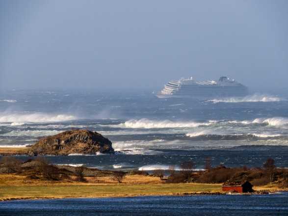 Эвакуация из норвежского лайнера продлится всю ночь, появились видео ЧП