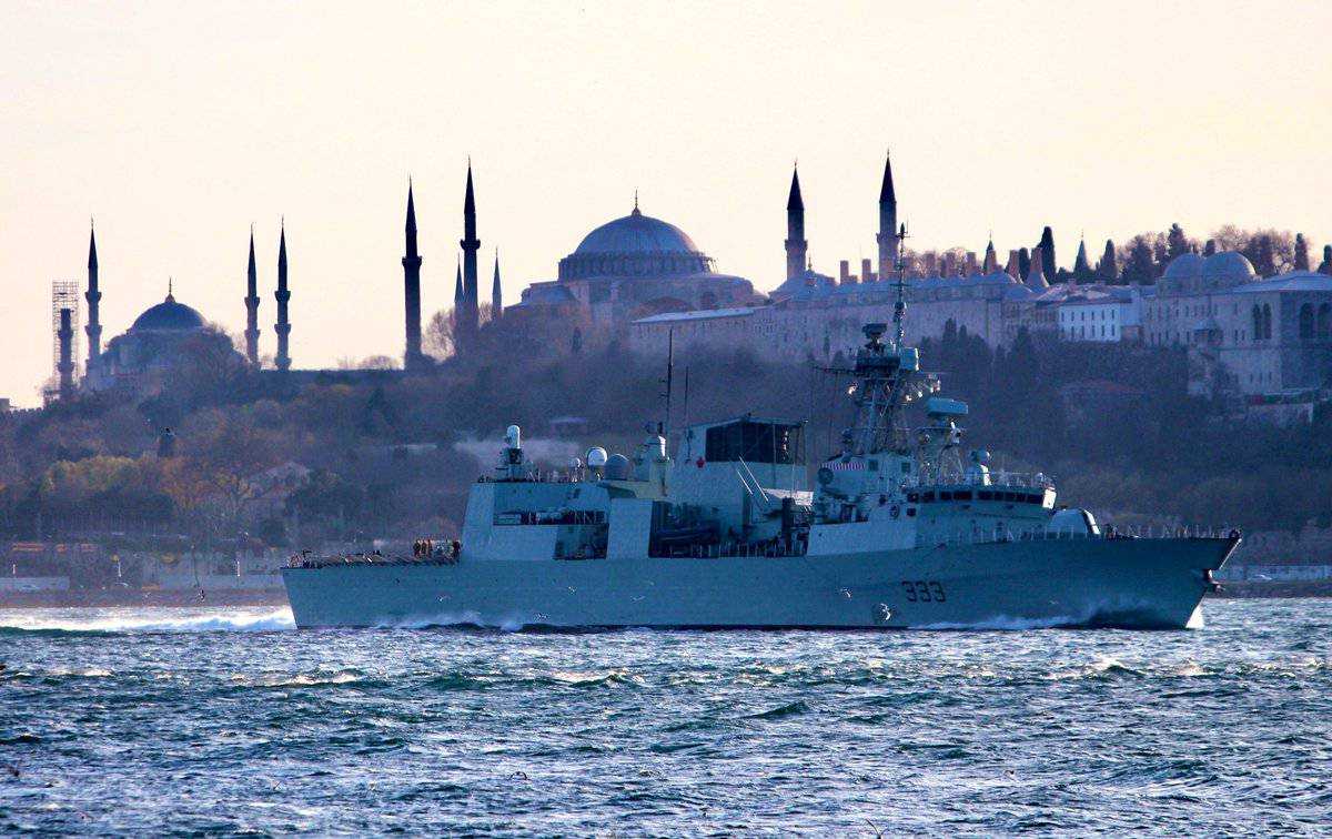 Корабли ВМФ РФ взяли на сопровождение фрегаты НАТО в Черном море