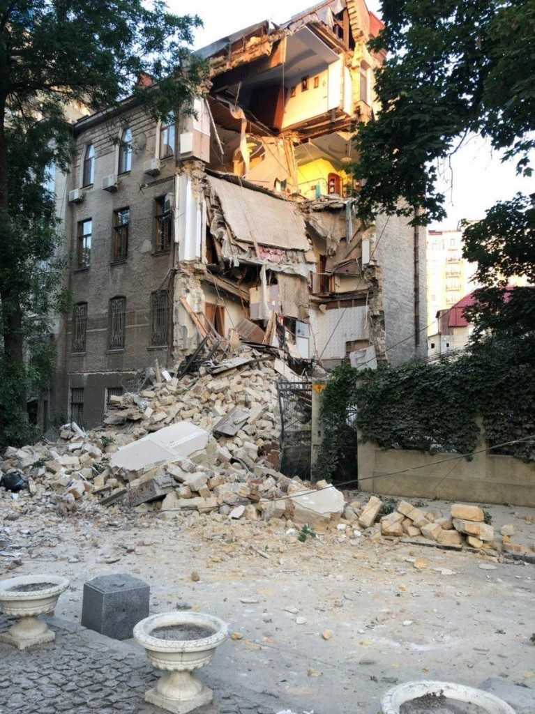 Третий обвал за месяц: в Одессе обрушилась часть четырехэтажного жилого дома