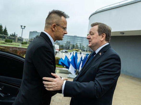 Глава МИД Венгрии приехал в беларусь. Говорит, что ищет "мира"