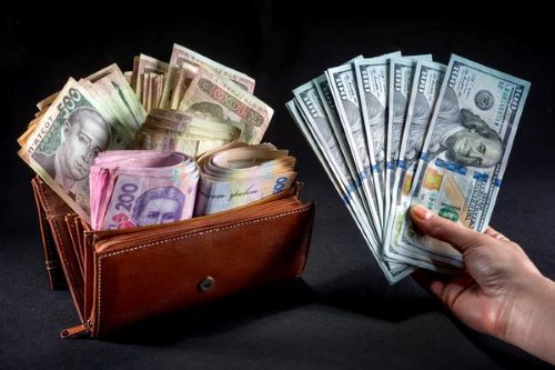 НБУ поднял официальный курс гривны к доллару во второй раз с начала месяца