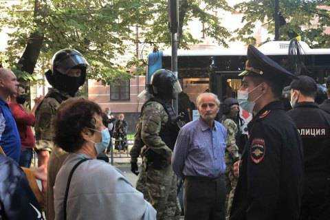 У Сімферополі біля будівлі ФСБ РФ затримали 40 осіб