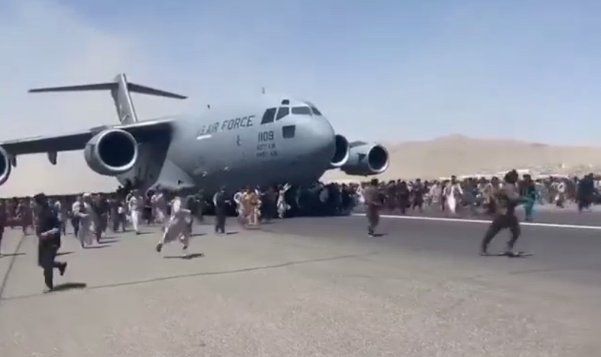 Останки афганця виявили у шасі літака, який вилетів з Кабула – ЗМІ