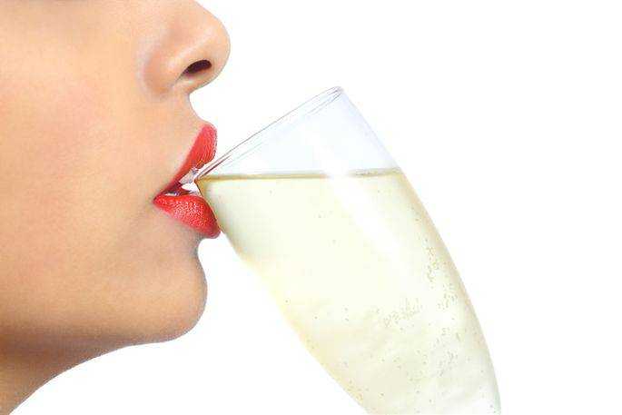 Слабонервным женщинам ученые рекомендуют ежедневно пить бокал шампанского
