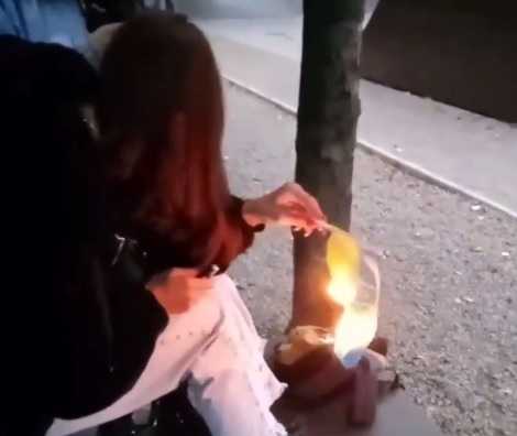15-річна школярка підпалила прапор України, це зняли на відео: за справу взялася поліція