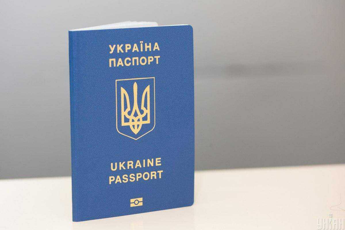 В Україні хочуть перевірити написання імен у закордонних паспортах