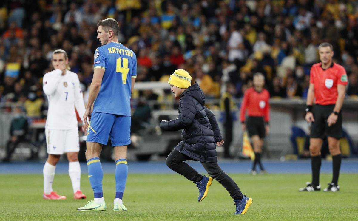 Дитина вибігла на поле під час матчу Україна - Франція: з'явилося відео