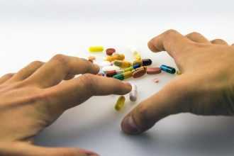 Аспирин или ибупрофен: врач объяснил ключевую разницу и что выбрать