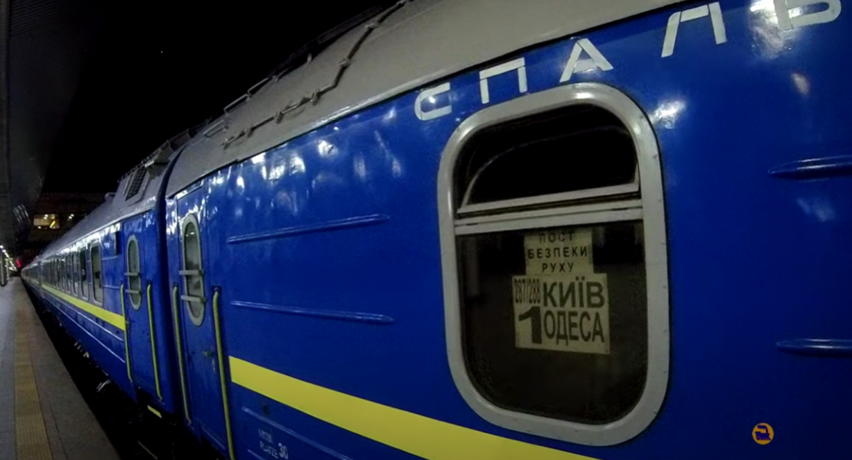 Українці розкуповують квитки на передсвяткові потяги: на яких напрямках виник дефіцит