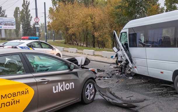 В Днепре заснувший водитель такси устроил ДТП с шестью пострадавшими