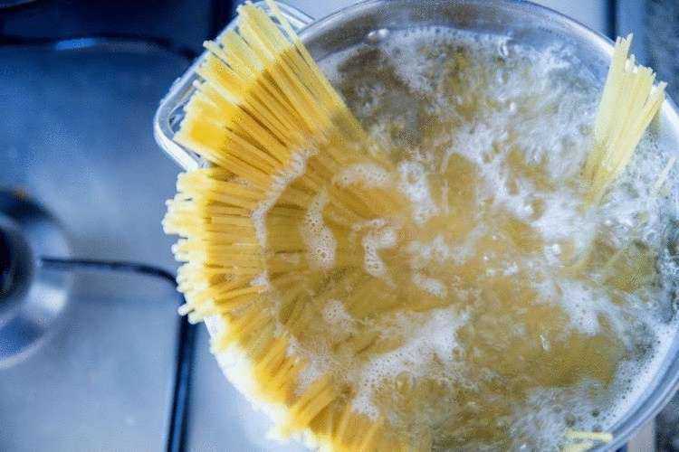 Почему шеф-повара не рекомендуют после варки макарон сливать воду