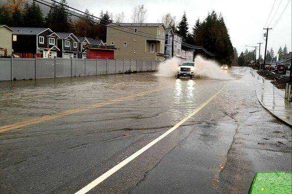 Сильні дощі в Канаді призвели до евакуації населення. Сотня автомобілів опинилася в пастці
