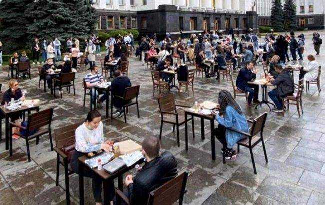 Под Офисом президента активисты "открыли" ресторан: Зеленскому оставили столик