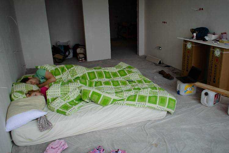 Невидимая угроза живёт в постелях: как очистить матрас всего за 5 минут