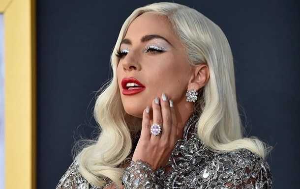Леди Гага снялась топлес с "седыми" волосами