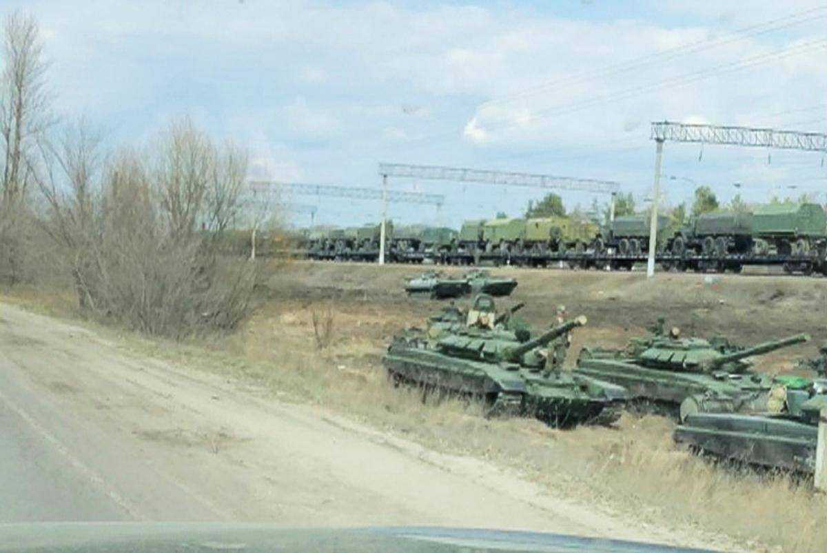 Росія перекинула на окупований Донбас сотні одиниць військової техніки