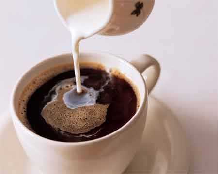 Почему диетологи не рекомендуют пить кофе с молоком