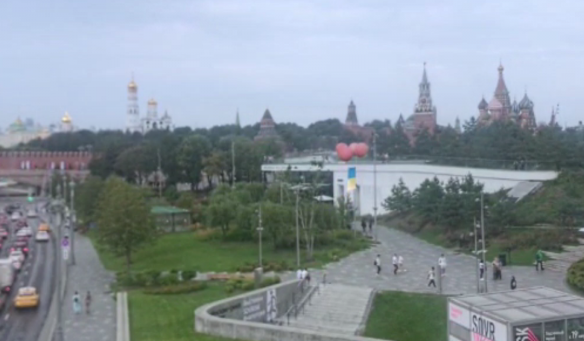 У Москві біля Красної площі в небо запустили прапор України