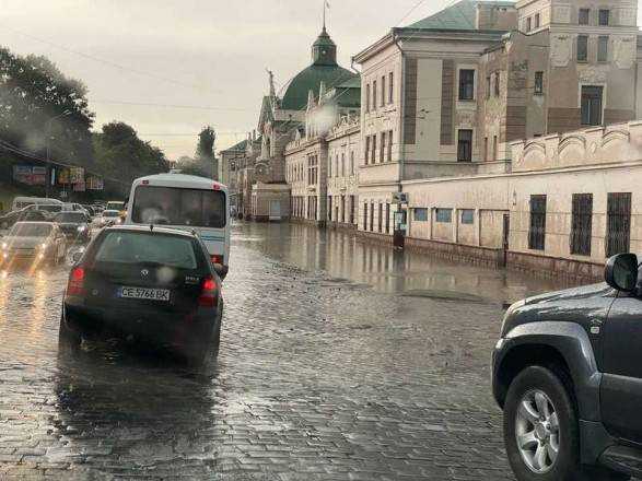Сильна злива у Чернівцях: повалені дерева і підтоплені вулиці