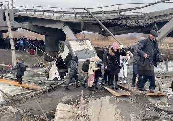 Евакуація з Ірпеня: люди йдуть пішки під зруйнованим мостом