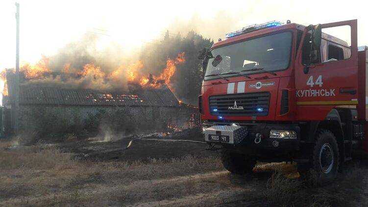 Под Харьковом масштабный пожар уничтожает дома селян. Его тушат поезд и самолет