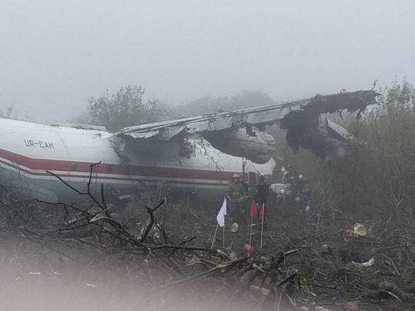 Полиция устанавливает обстоятельства аварийной посадки самолета Ан-12 под Львовом