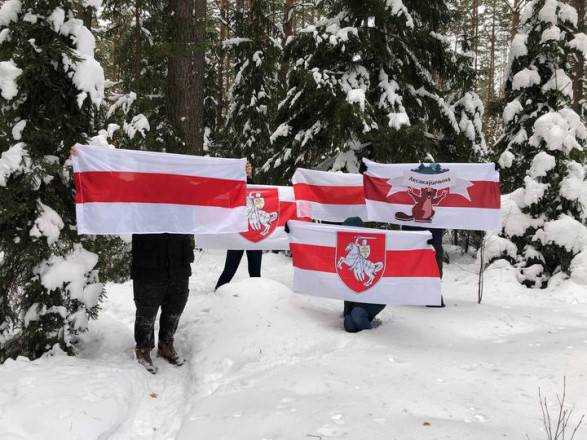 У Білорусі затримали майже 20 осіб та звинуватили їх в участі у мітингу "під виглядом катання на лижах"