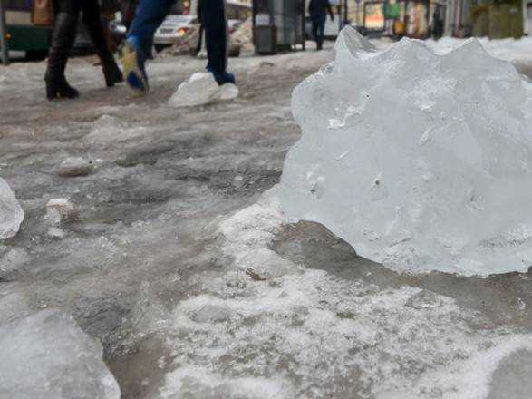Падіння брили льоду на людину в Києві: постраждалий у реанімації