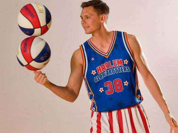 Первый в истории украинец стал игроком легендарной баскетбольной команды Harlem Globetrotters