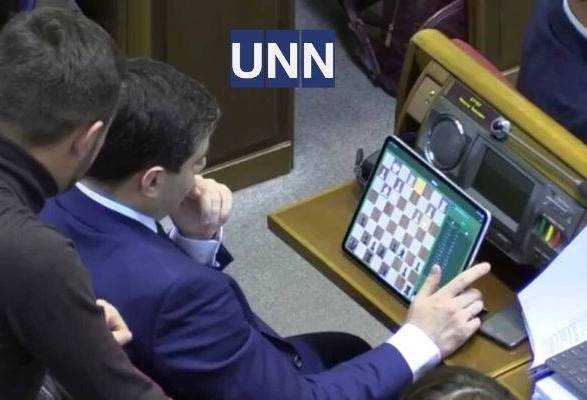 Тестирование новых планшетов в Раде: нардеп играет в шахматы во время рассмотрения закона о рынке земли
