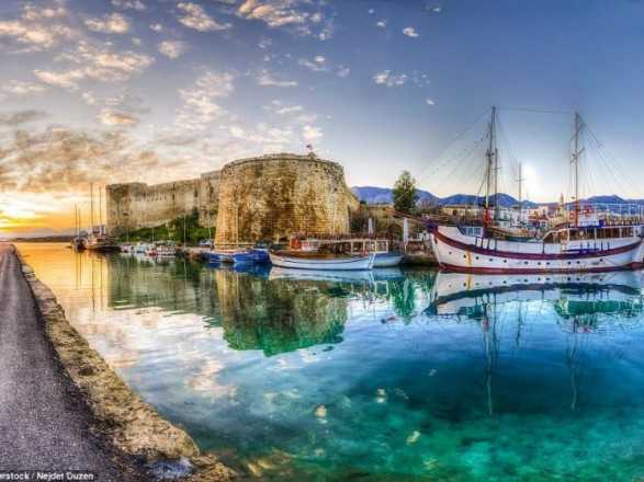 Українські туристи поки не зможуть відвідати Кіпр: острів відмовив жителям низки країн у в'їзді