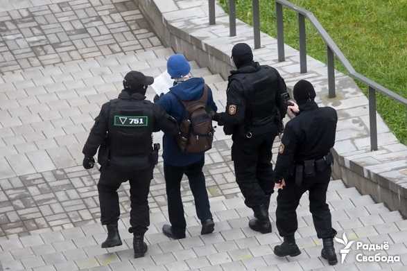 Протесты в Минске: начались жесткие задержания, слышны взрывы