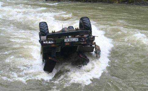 Водитель грузовика с туристами, упавшего в реку в Карпатах, был пьян – полиция