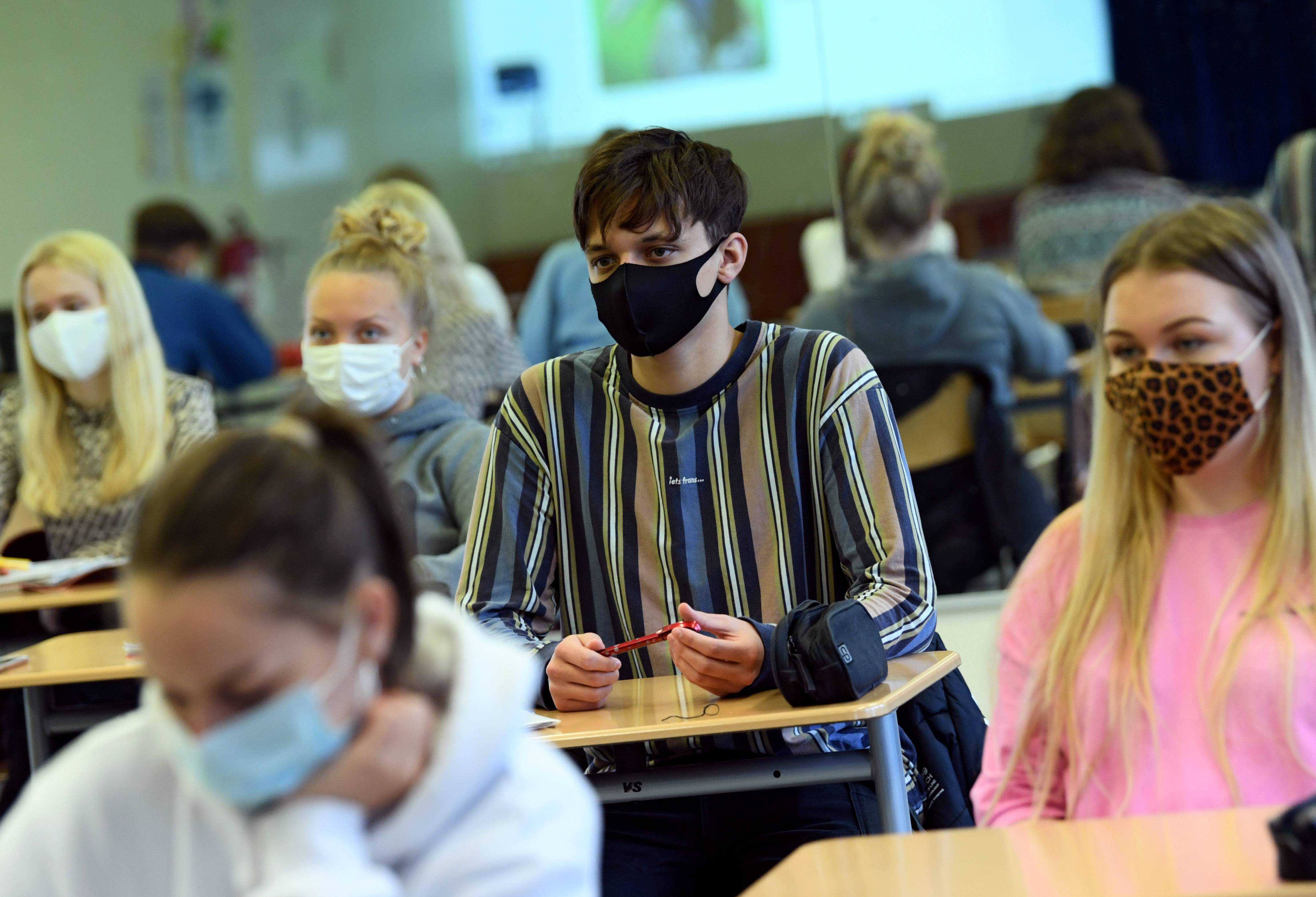 Степанов назвал количество больных коронавирусом в школах