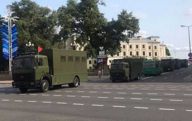 В центр Минска стянули военных и ограничили движение, начались задержания