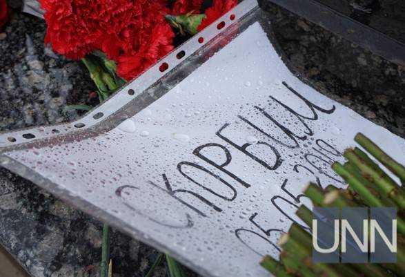 Авиакатастрофа в Шереметьево: киевляне приносят цветы под посольство РФ