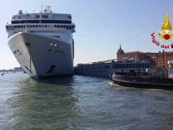 В итальянском городе Венеция круизный лайнер  врезался в лодку