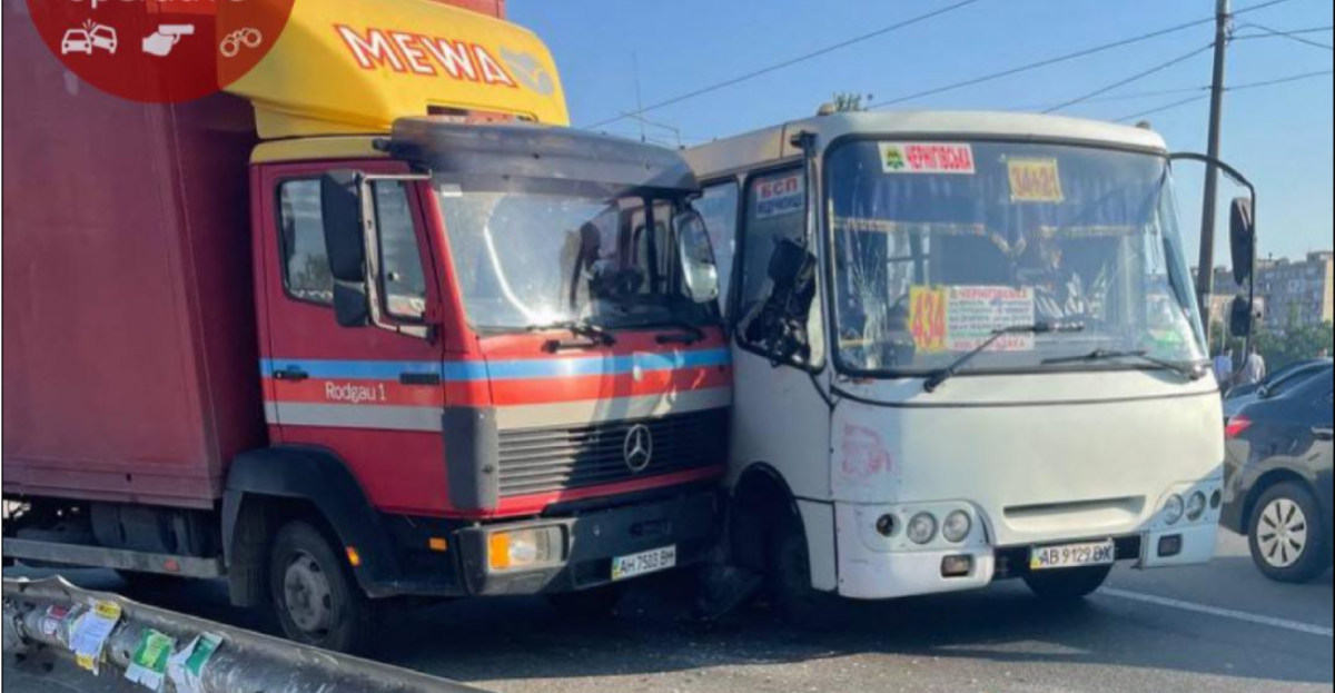 У Києві вантажівка в'їхала в маршрутку з пасажирами: у мережі показали фото аварії