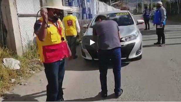 В Перу нарушителей карантина бьют палками