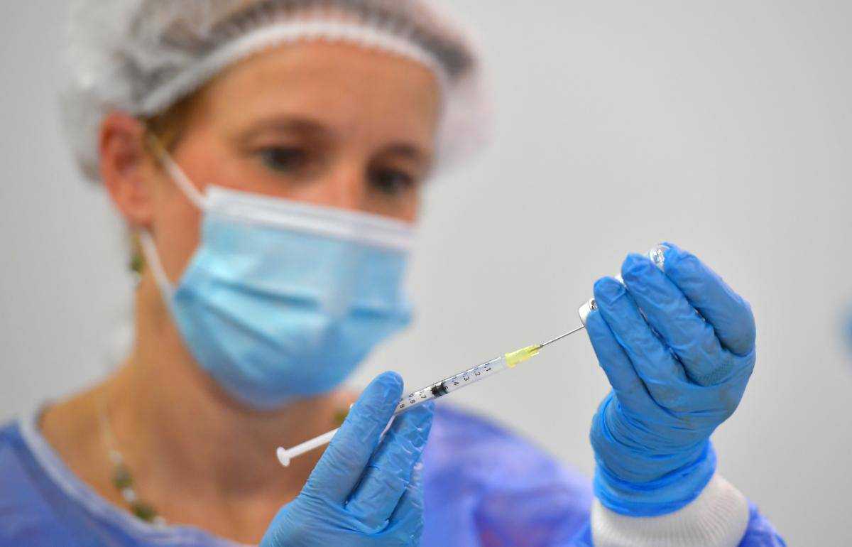 Вакцинуватися від грипу та COVID-19 можна в один день - імунолог