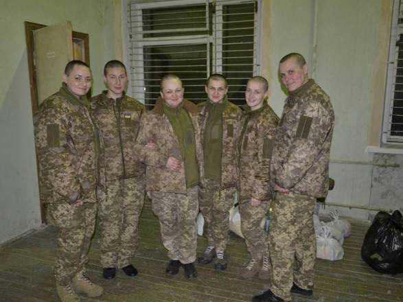 Роздягали догола, змушували присідати та обрізали волосся: оприлюднено свідчення, як окупанти катували українських жінок-військових