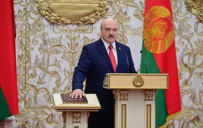 Лукашенко положил "красную руку" на Конституцию: видео конфуза на инаугурации стало вирусным