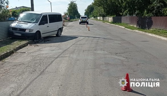 Под Черновцами водитель на микроавтобусе сбил двух девочек на электросамокате: детей госпитализировали