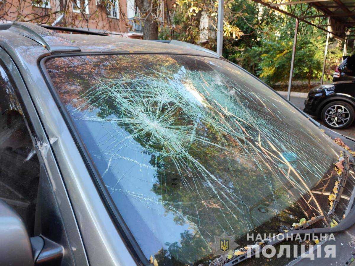 Кидав каміння в автівки: в Одесі неадекватний хлопець вдарив ножем спецпризначенця