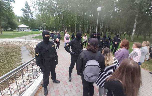 В Беларуси ОМОН пытался разогнать гуляющих в парке