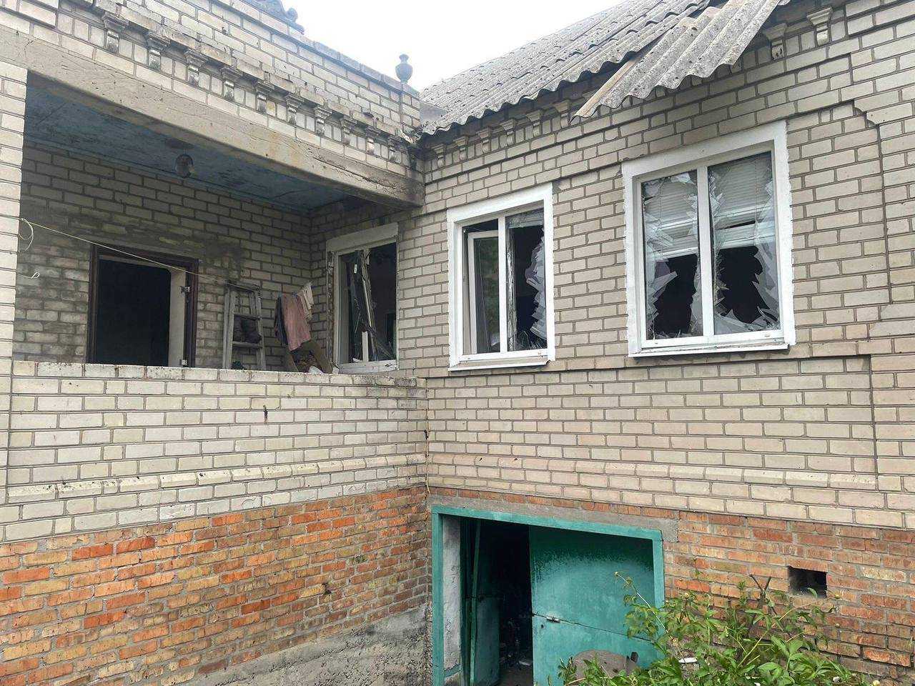 У Дніпрі уламки російської ракети впали на приватне подвір’я, поранено жінку